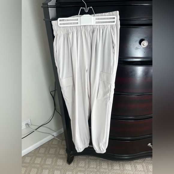 Vuori villa cargo joggers. Size smalll color stone - Picture 4 of 4